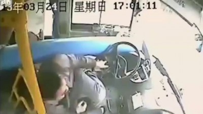 Chinese Bus Driver Dodges Death From a Pole Smashing Through The Windscreen