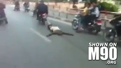 Тело сирийского человека тянут за мотоциклом по улицам