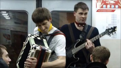 Talanted musicians in train. Музыканты в электричке группа 1000 вольт
