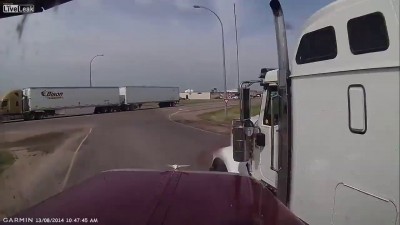 Встреча двух грузовиков