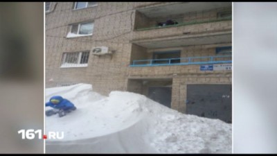 Ростовчане стали использовать сугробы для быстрого спуска из квартиры