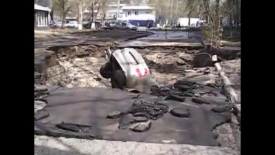 На проспекте Кирова в Самаре машина провалилась под асфальт (28.04.13)