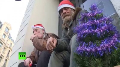 Десятки тысяч французов встретили Рождество на улице