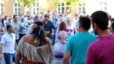 Танцы под индейскую музыку