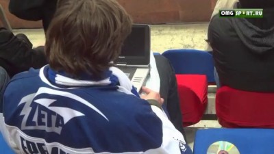 Хоккейный фанат смотрит порно во время матча КХЛ