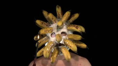 Чувак взрывает бананы на лице