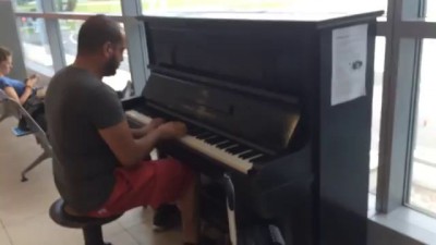 Пианист в аэропорту играет К Элизе 12 разными стилями и музыку из Титаника