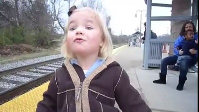Девочка впервые в жизни видит поезд