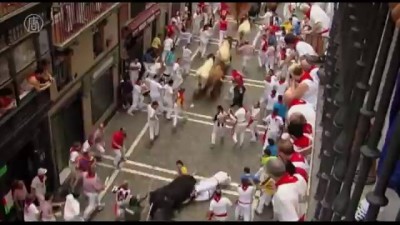Бег с быками на празднике Святого Фермина в Памплоне ...