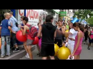 Флешмоб: прыгающие шарики в магазине