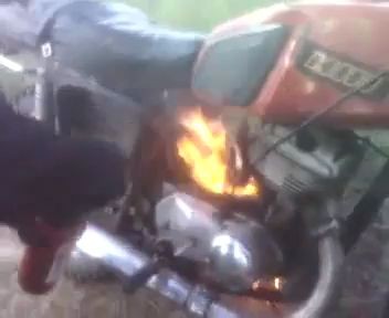 Идиоты поджигают мотоцикл - Испытание огнетушителя
