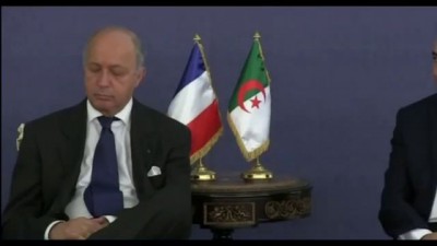 Laurent Fabius fait dodo pendant une réunion officielle en Algérie