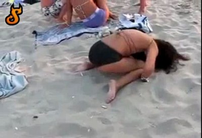 Девушка под наркотой на пляже