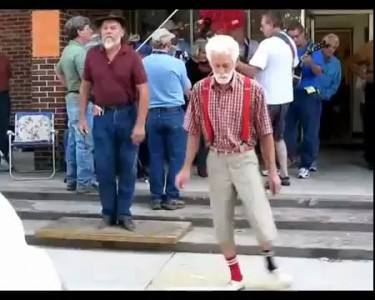 Дедушки танцуют