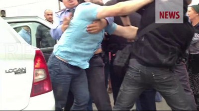 Дагестанцы избивают полицейского