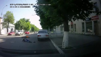 Мотоциклист сбил мужчину