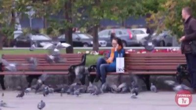 Нападение голубей (розыгрыш) // Pigeons attack people (Russian prank)