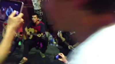 Тайцы поют русские песни на Walking street в Паттайе