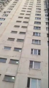 На юге Москвы два человека выпрыгнули из окна
