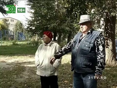 Жители Центрального района Челябинска гадают, кто разобрал в их дворе новый игровой городок