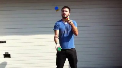 Жонглер собирает кубик Рубика