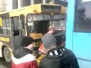 Водитель троллейбуса избил пассажира