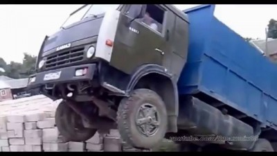 Подборка перегруженных грузовиков (на дыбы или же на козла)