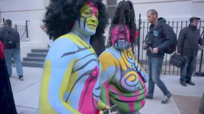 Боди арт на ужасной девушке в New York на Helloween