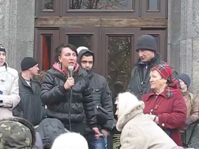 Оратор на митинге у захваченной Луганской обладминистрации