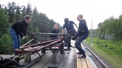 Зацепы играют в "дрезину" на крыше поезда