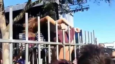 Неудачная попытка девушки перелезть через забор FAIL GIRL