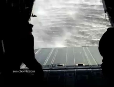 Эвакуация боевого катера береговой охраны военным вертолетом