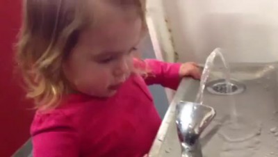 Лила пьёт воду из фонтанчика