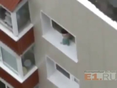 Ролик, потрясший Интернет: очевидец снимал на видео малыша на краю карниза 12 этажа