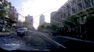 азиатский водитель в панике сбивает пешеходов