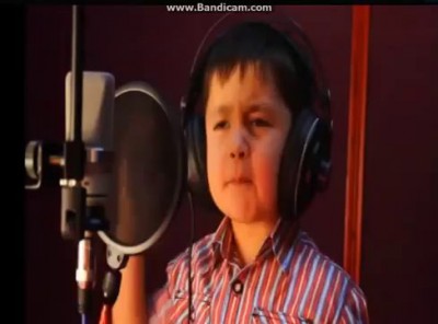Узбекский мальчик божественно поет