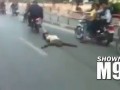 Тело сирийского человека тянут за мотоциклом по улицам
