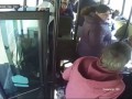 Липовая льготница бросается на водителя автобуса.