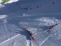 Лыжник показывает свое "мастерство"