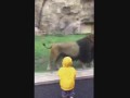 Лев набросился на малыша в японском зоопарке/A child is attacked by a lion at Chiba Zoological Park