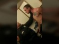 Пьяный идиот спорит с полицейским на вечеринке