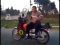 Расслабленный мотоциклист