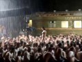 Солистка "Серебра" эротично станцевала перед толпой мужиков под дождём