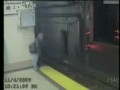 Пьяная женщина упала в метро