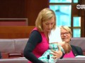 Австралийский сенатор кормит ребенка грудью во время выступления