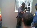 Африканец показывает, как он попал в бар