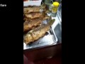 Жареная рыба извивается на сковородке