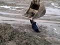 Мужик увяз в грязи 