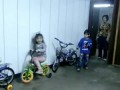 Маленькая девочка паркуется на велосипеде