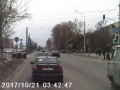 Школьник перебегал дорогу на красный свет